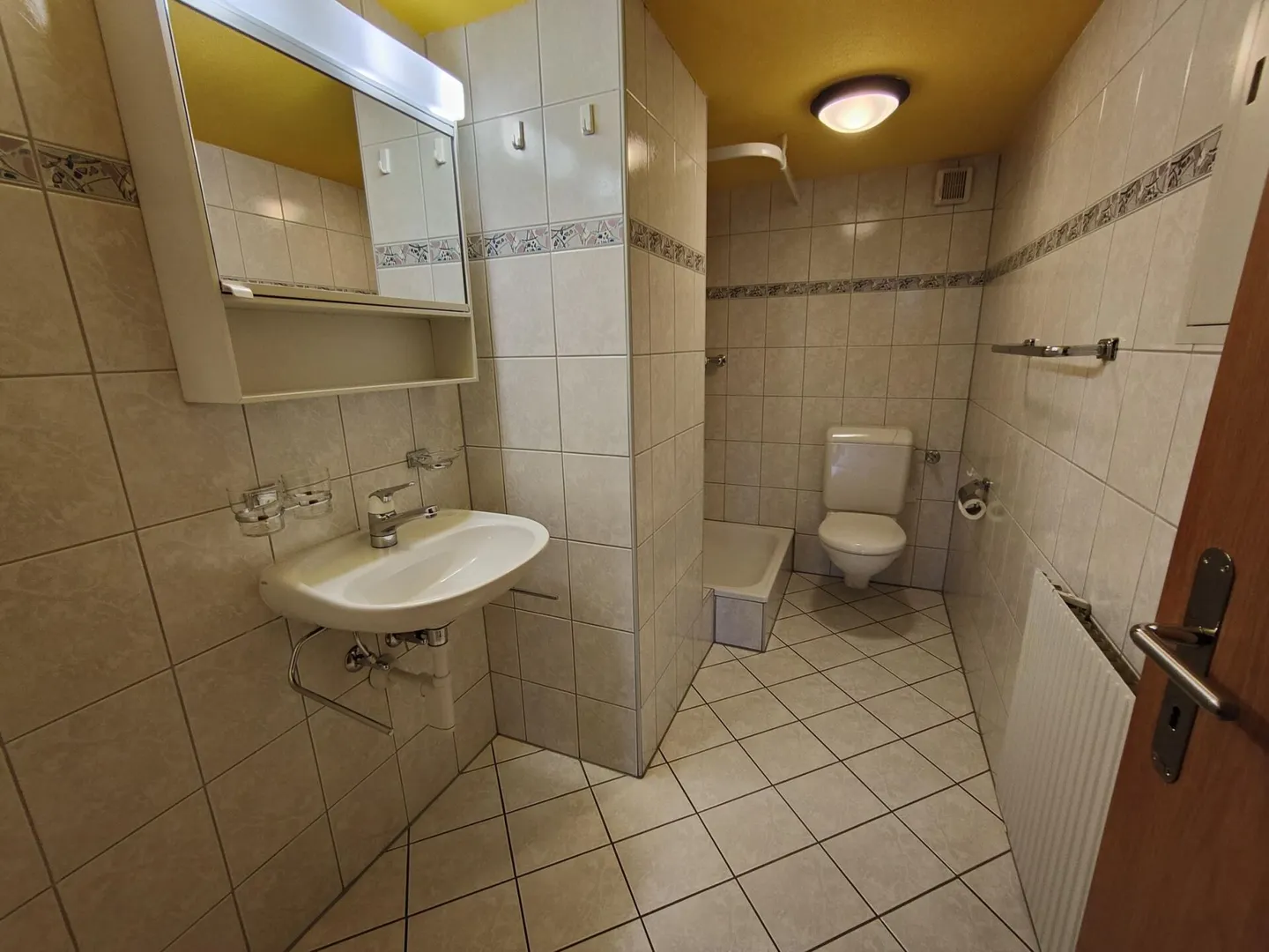 Spacious 3.5 Room Apartment with Various Additional Rooms - Photo 7 of 8