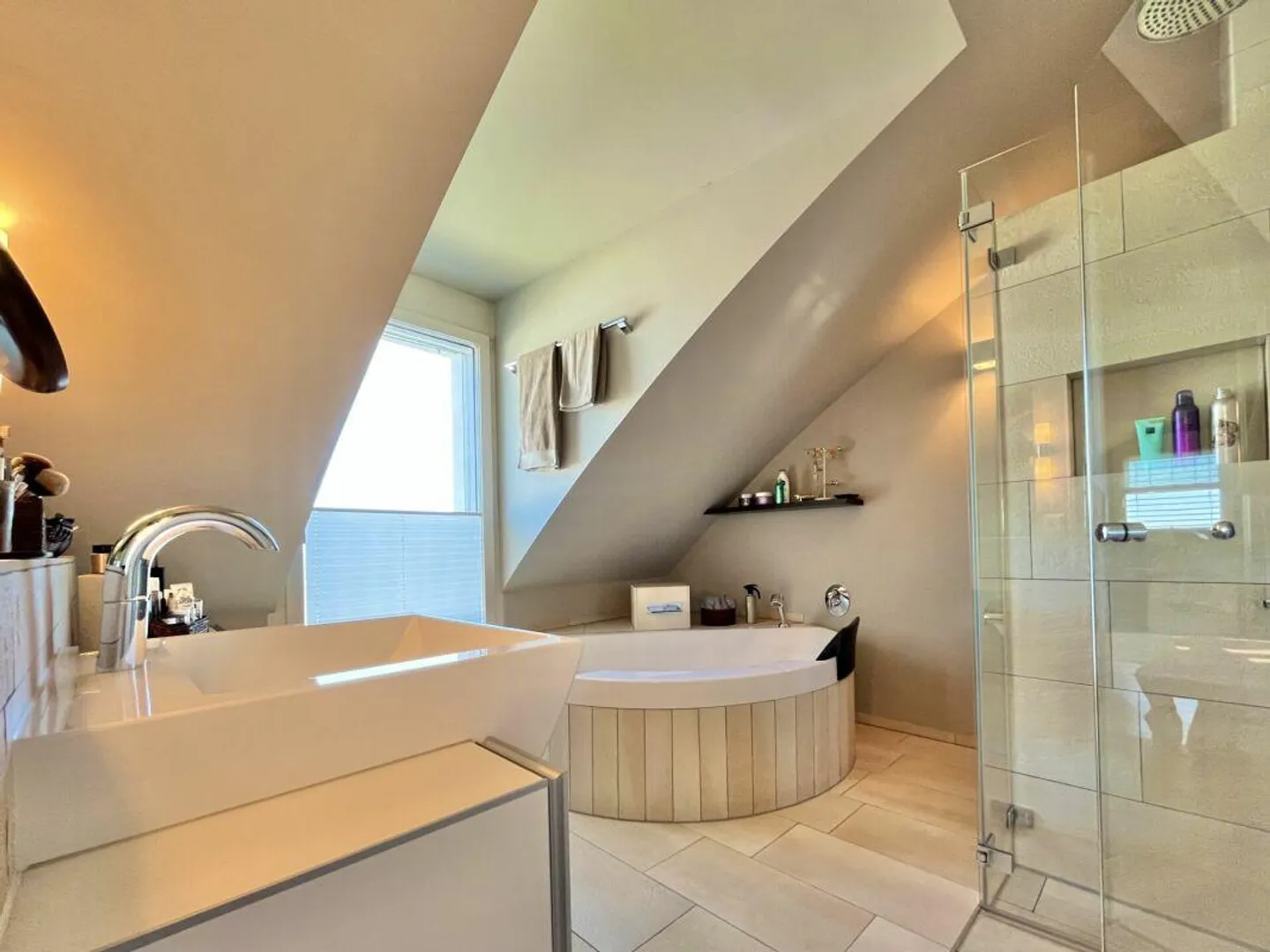 Casa bifamiliare di 6,5 stanze: Dove la preziosa qualità della vita riceve una casa sicura! - Foto 10 di 13