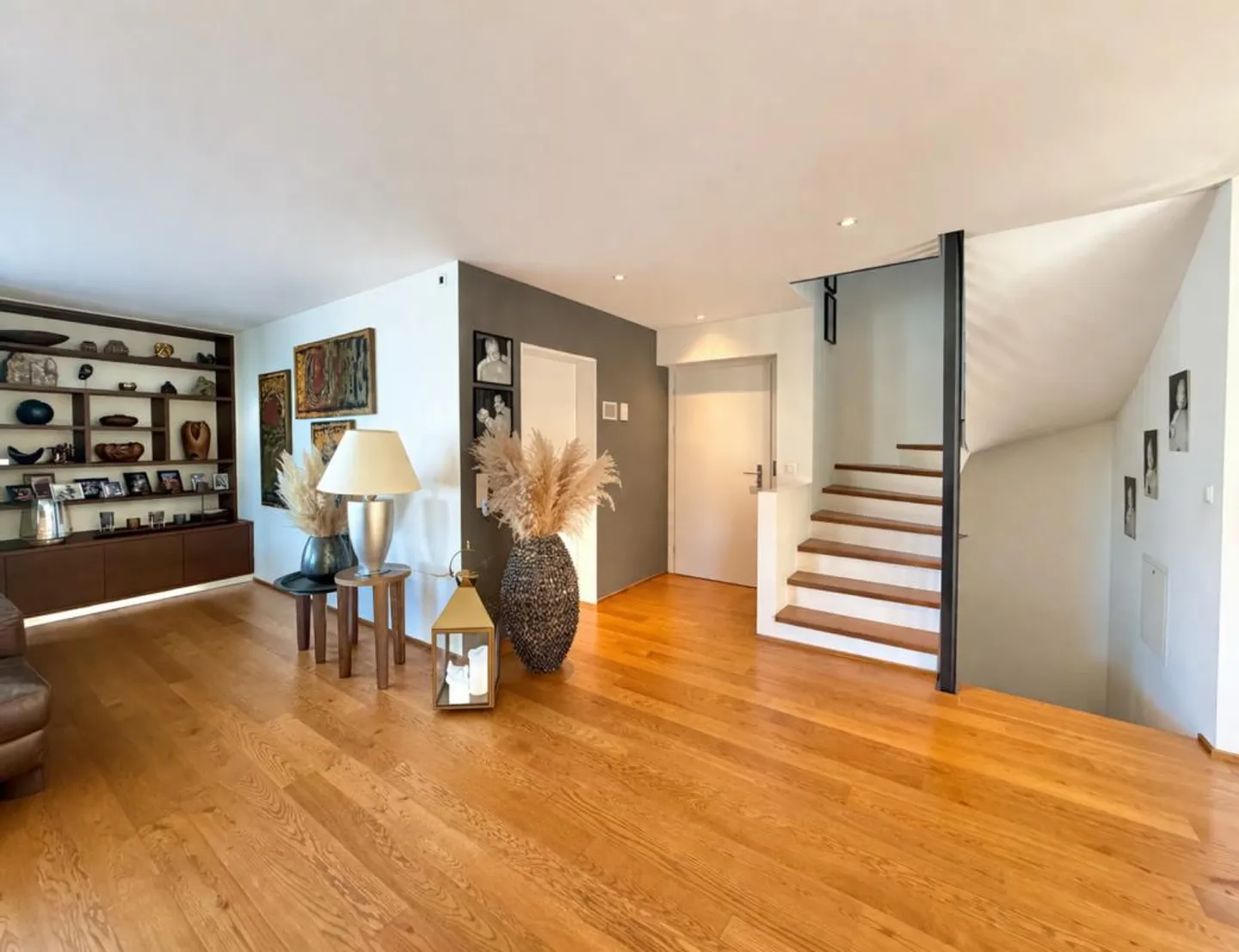 Casa bifamiliare di 6,5 stanze: Dove la preziosa qualità della vita riceve una casa sicura! - Foto 3 di 13