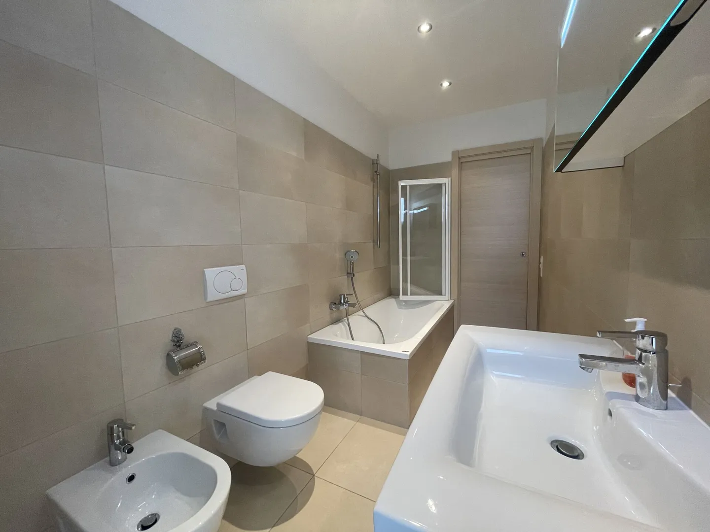 LUGANO CASSARATE I SPACIOUS 2.5 I 2 BATHROOMS I AREA HOSPITAL ITALIAN - Photo 10 of 11