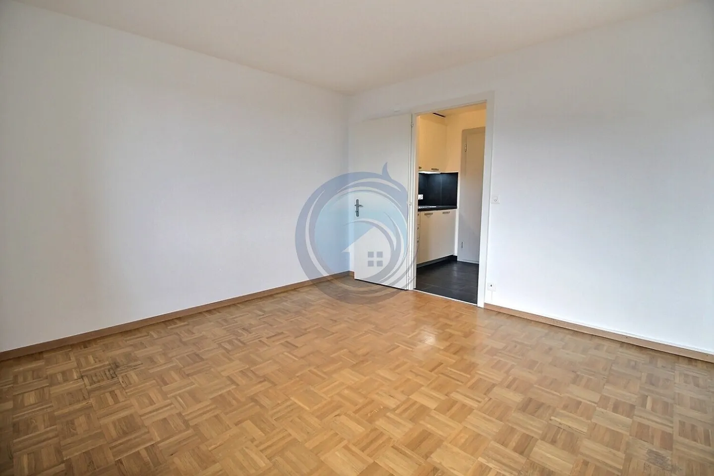 STUDIO IN THE CENTER OF LA TOUR-DE-PEILZ - Photo 3 of 8