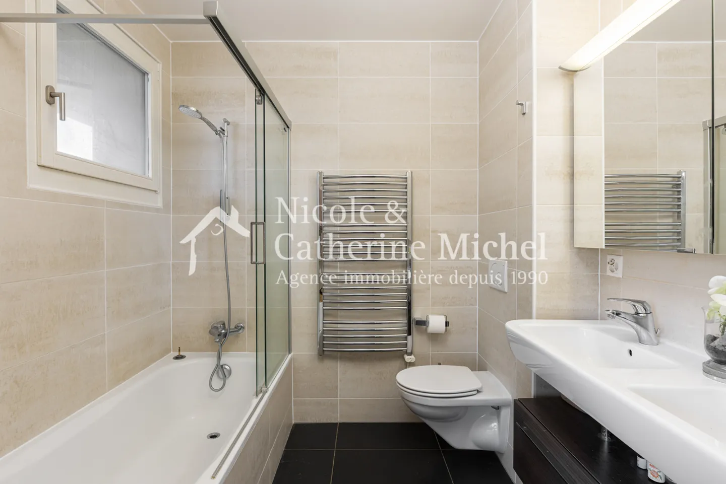 Moderne Eckvilla, 5 Schlafzimmer, schöne Volumen, nahe Genf - Foto 8 von 12