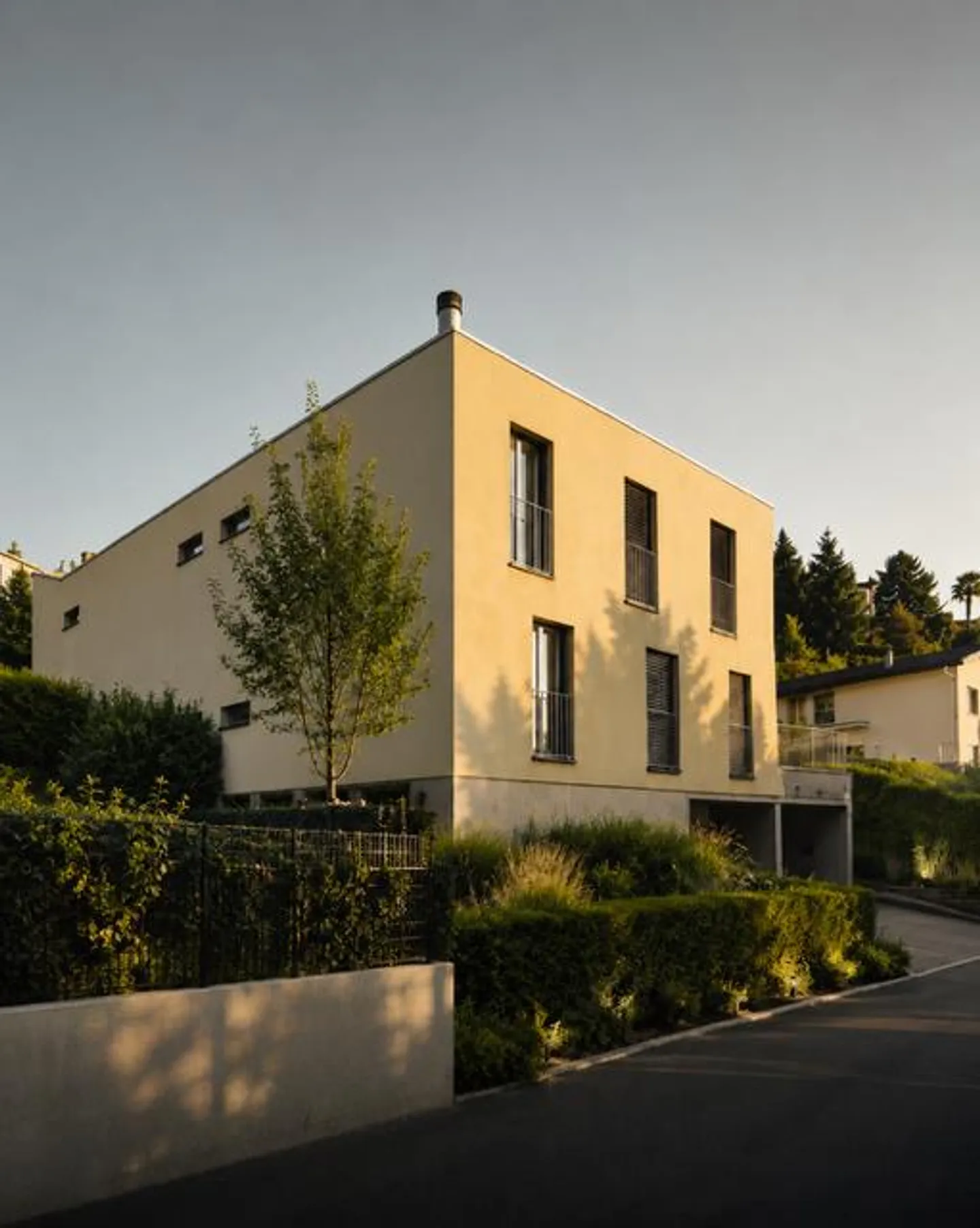 Villa contemporanea con giardino, tecnologia e comfort - Photo 2 of 7