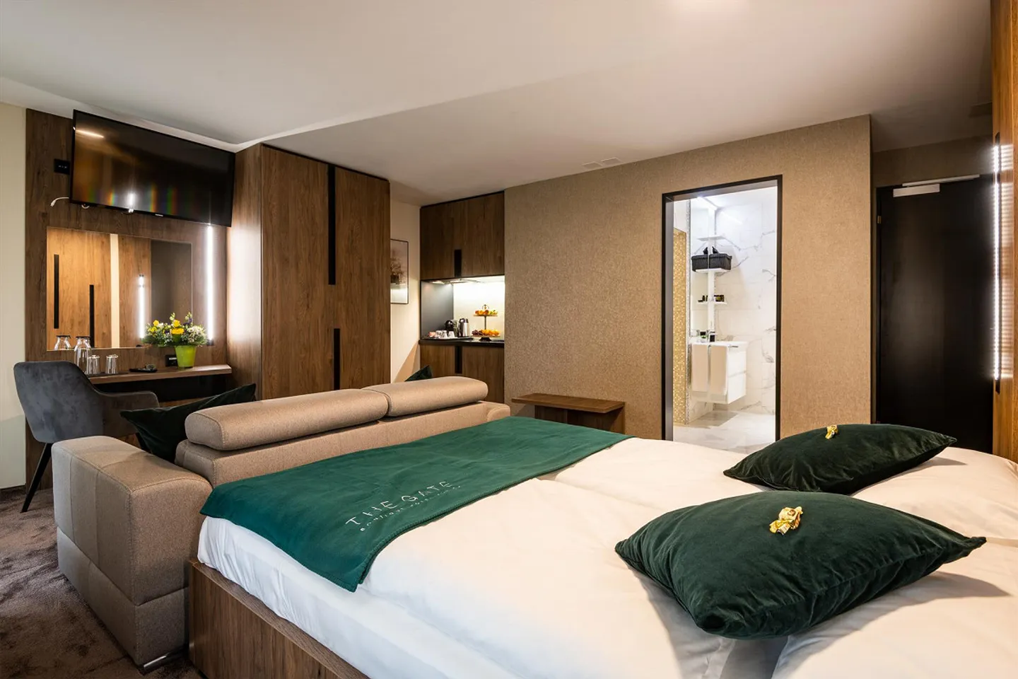 Spacious Double Room - just a few minutes from Zurich Airport! - Photo 1 of 4