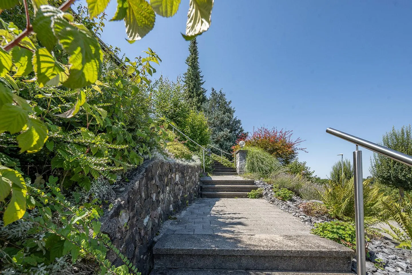 Live where peace and security are at home - Photo 4 of 21