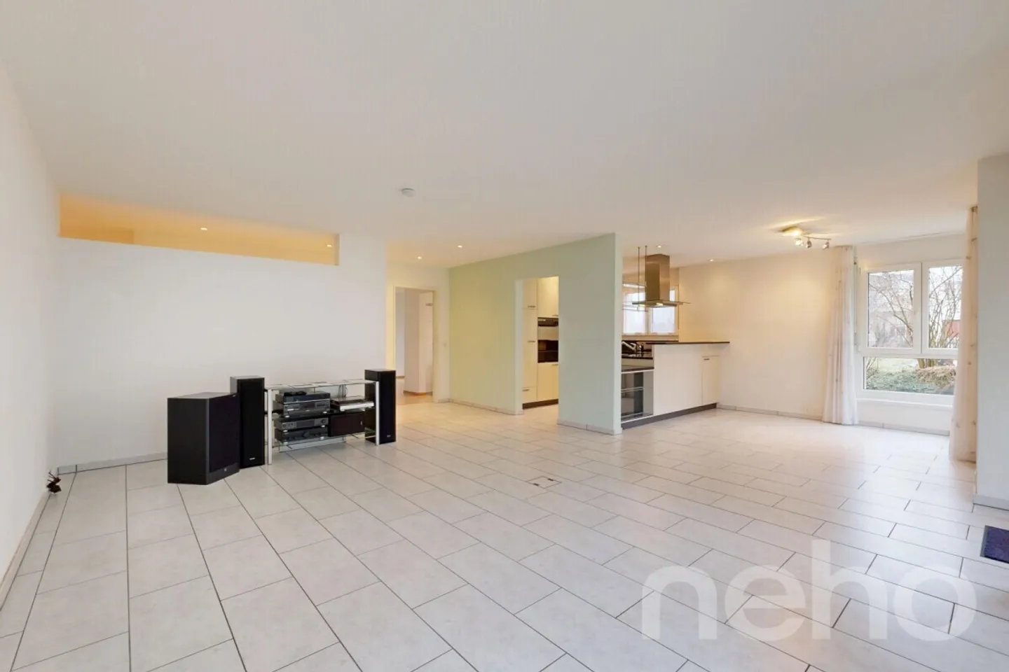 Spacious and well-maintained garden apartment in a quiet location - Photo 4 of 12