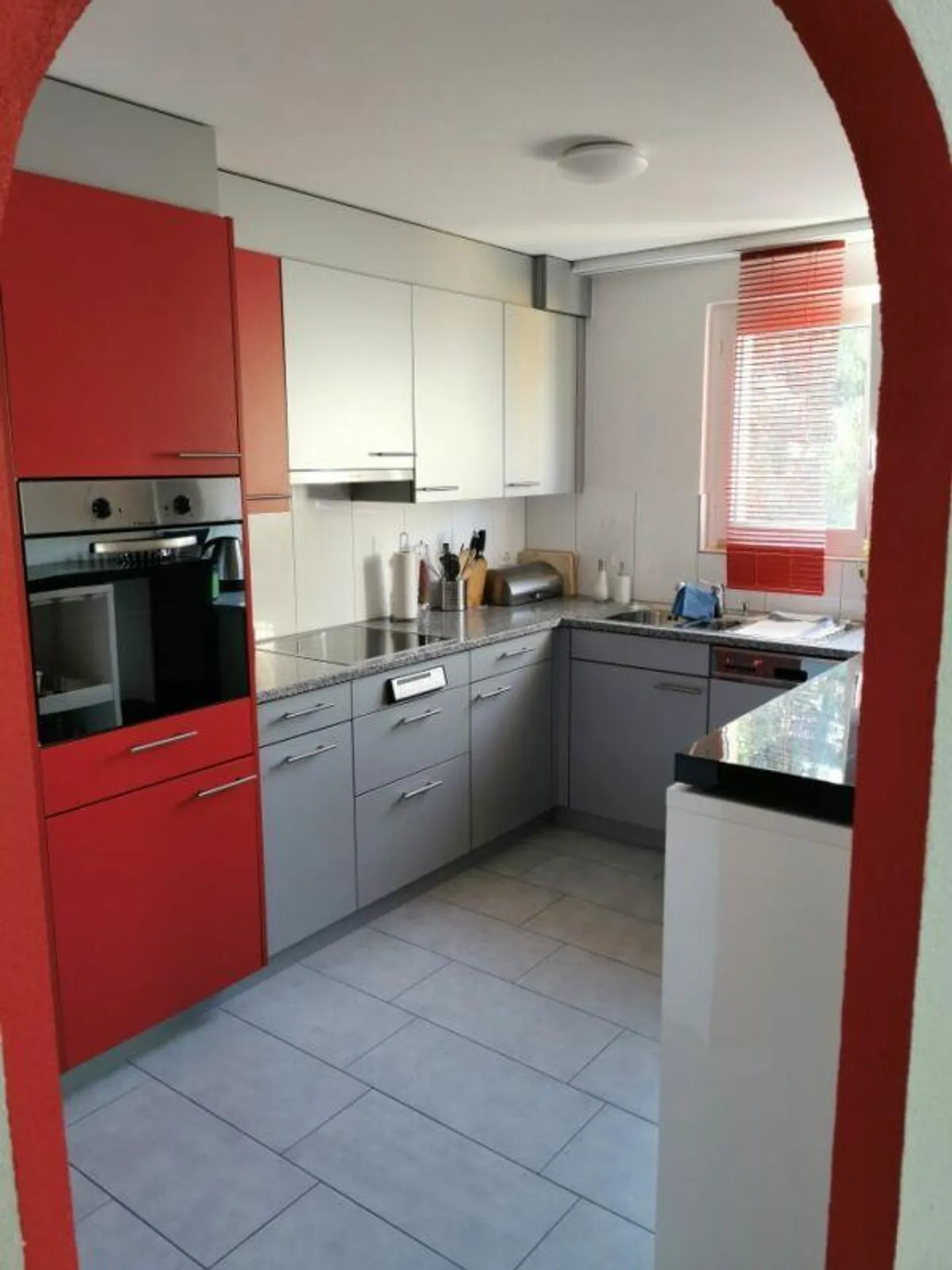 Lichtdurchflutete, grosszügige 5.5 Zimmerwohnung ruhig gelegen - Foto 2 von 8