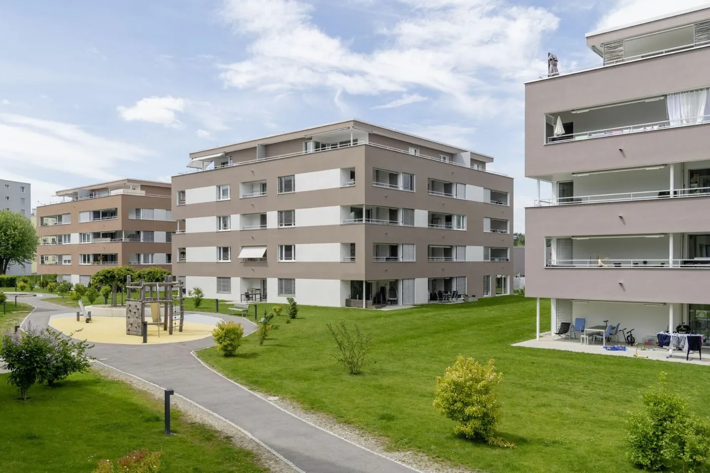 Charming 2.5 Room Apartment - Photo 2 of 7