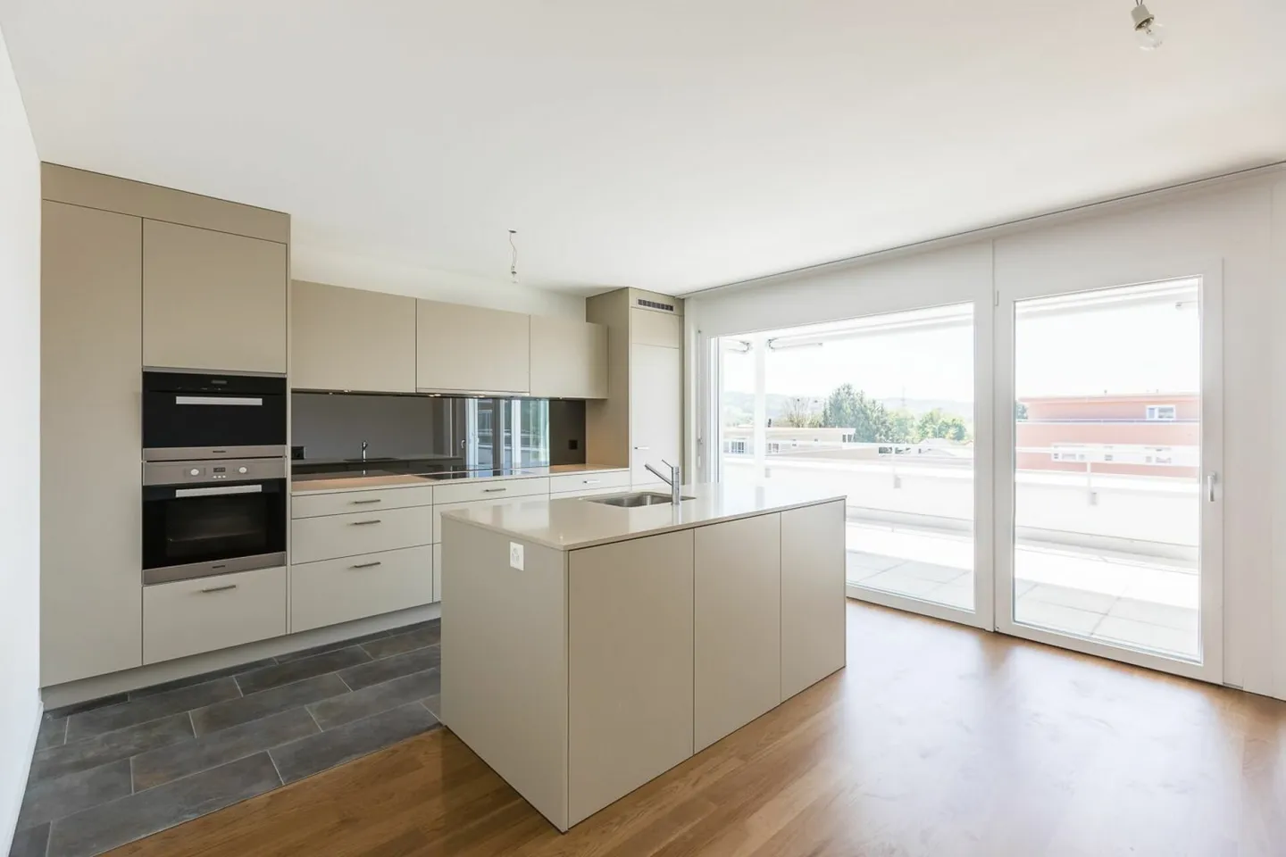 Charming 2.5 Room Apartment - Photo 3 of 7