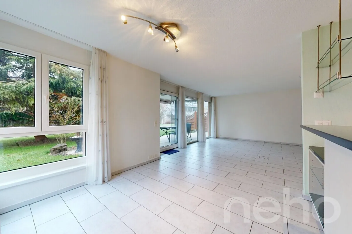 Spacious and well-maintained garden apartment in a quiet location - Photo 3 of 12