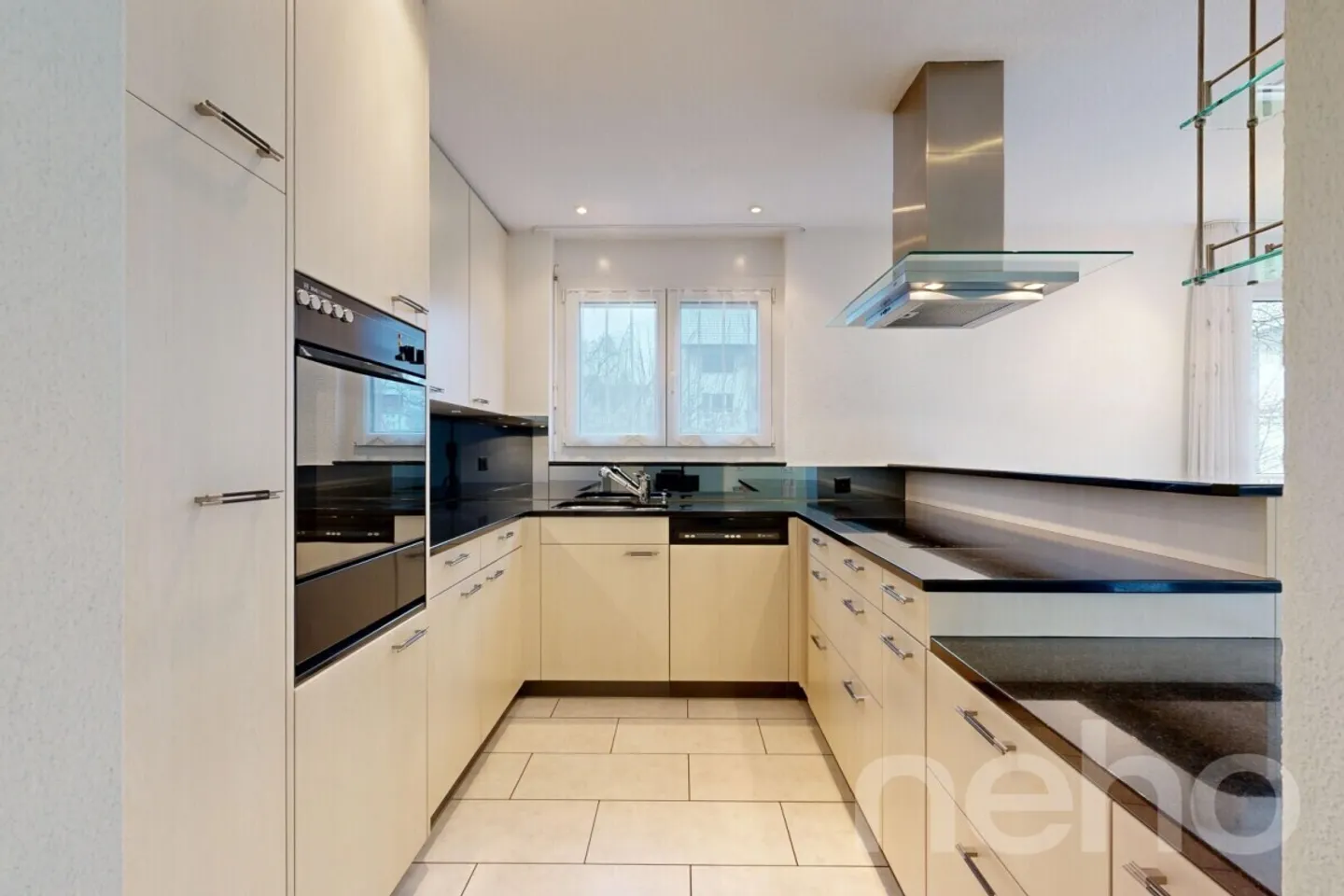 Spacious and well-maintained garden apartment in a quiet location - Photo 5 of 12