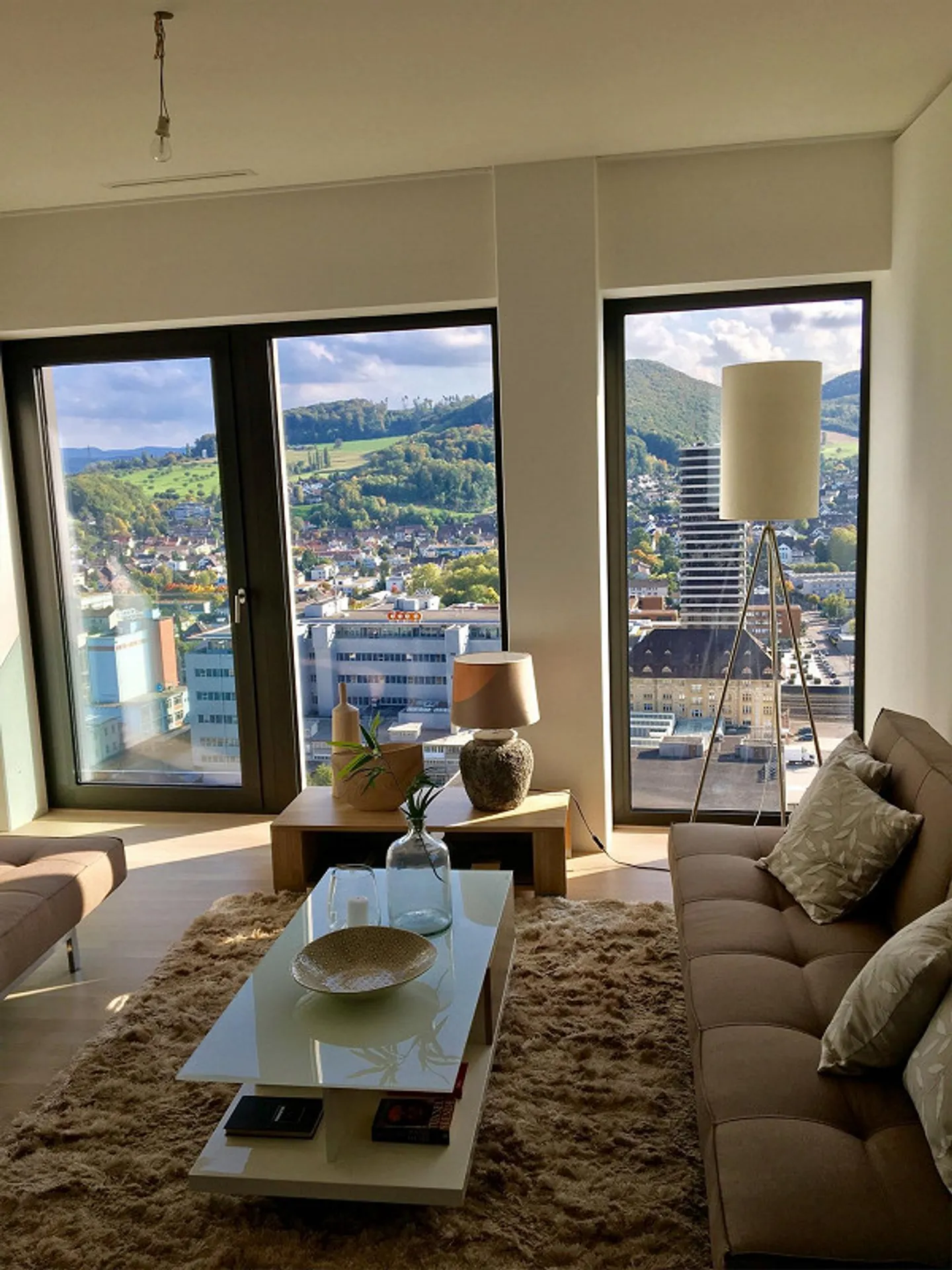 Exklusive 3.5-Zimmer-Wohnung im Ceres Tower mit tollem Ausblick - Foto 2 von 9