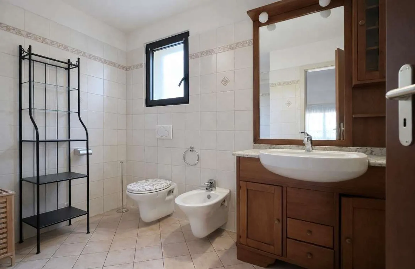 Elegantes freistehendes Haus mit Garten - Foto 11 von 13