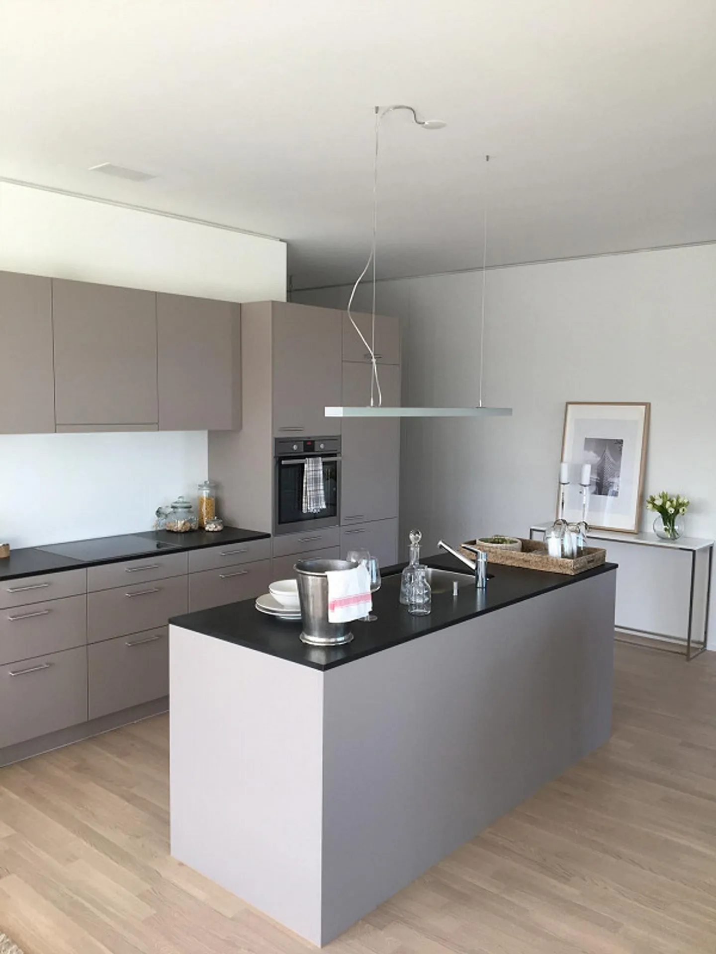 Exklusive 3.5-Zimmer-Wohnung im Ceres Tower mit tollem Ausblick - Foto 3 von 9