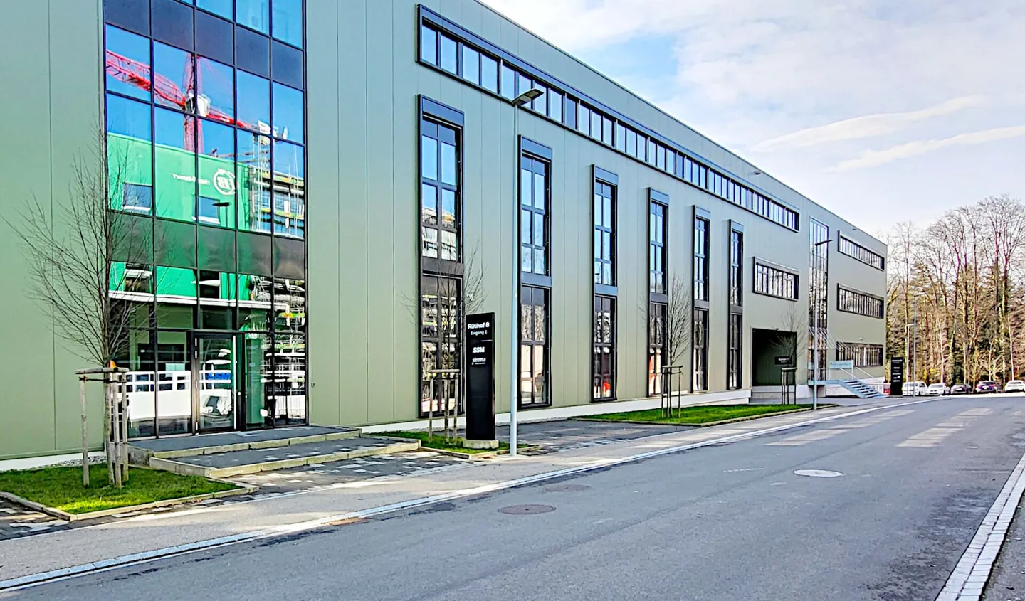 Salle industrielle moderne (rez-de-chaussée) directement sur l'autoroute ! - Photo 1 sur 13