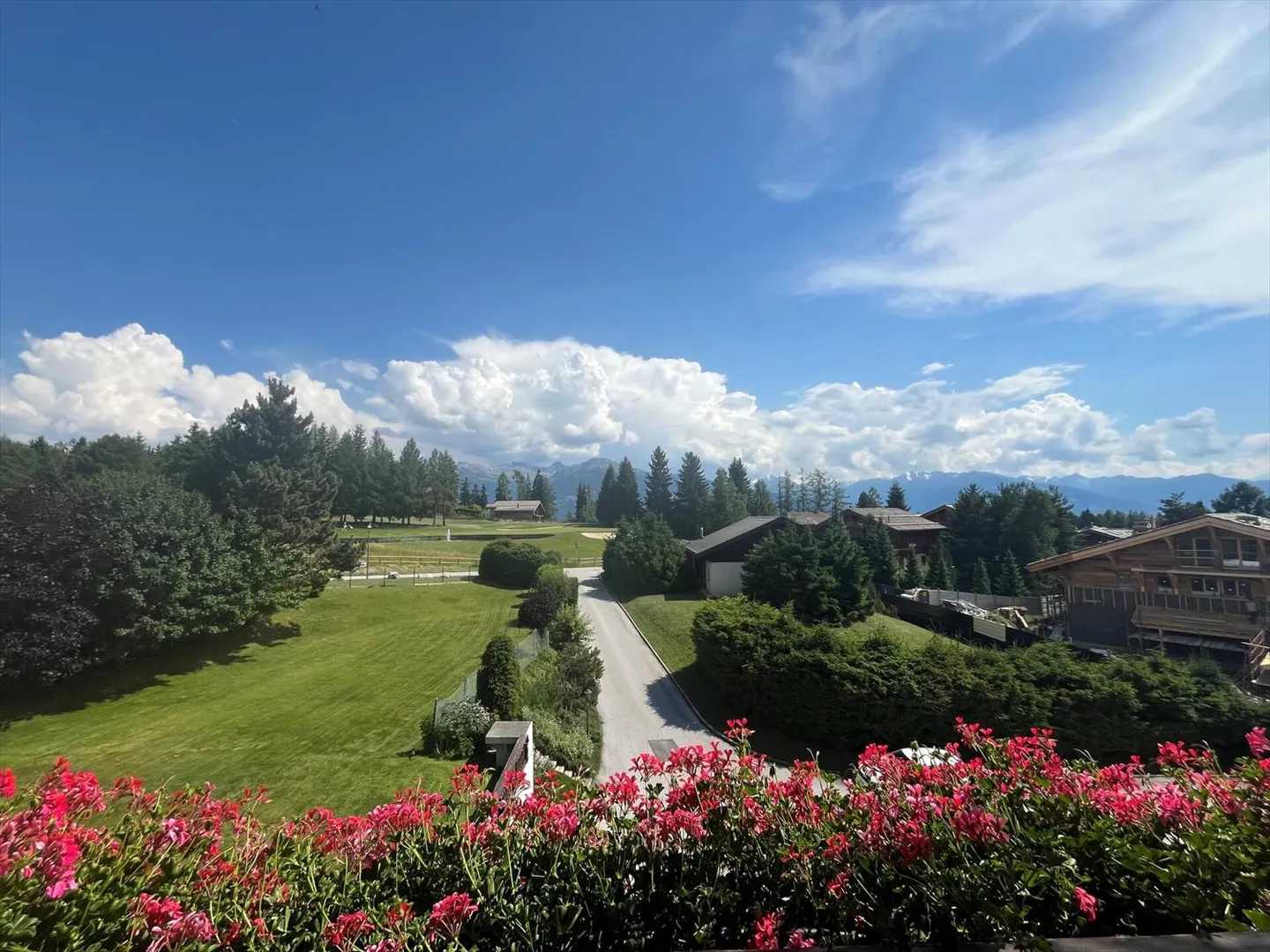 Magnifico appartamento 3.5 locali ai margini del Golf Ballesteros a Crans-Montana - Foto 2 di 2