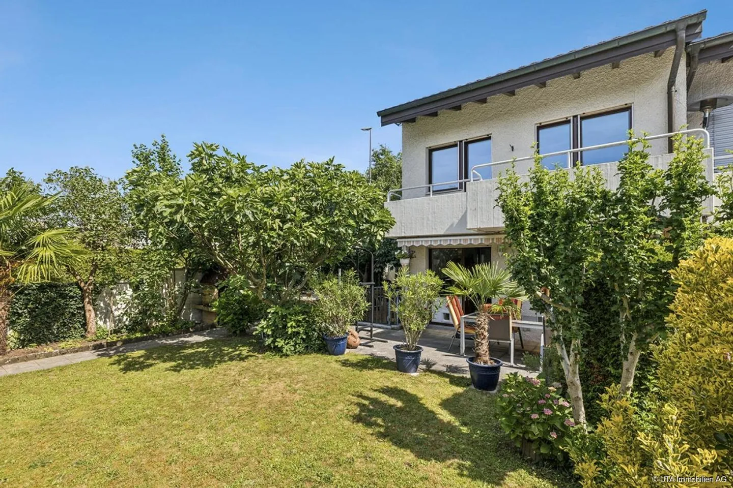 Casa a schiera angolare adatta alle famiglie con giardino mediterraneo - Foto 1 di 15