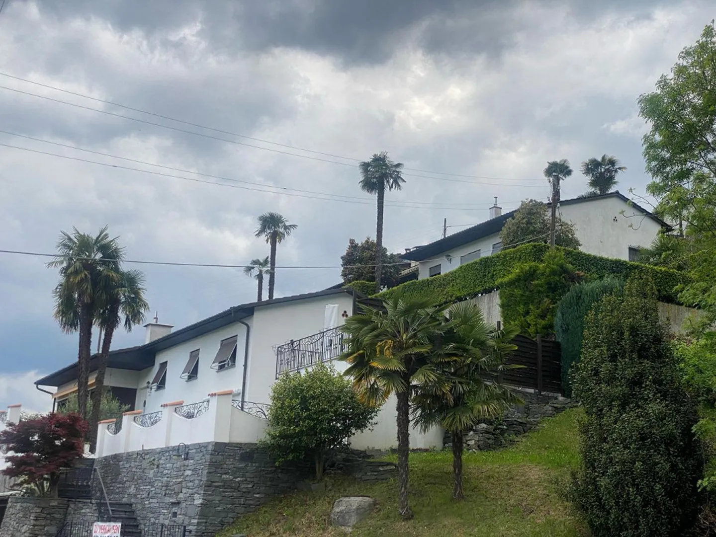 «6 1/2-room villa with garden in a very sunny location with a view / villetta di 6 1/2 locali con giardino molto soleggiata e bella vista» - Photo 1 of 36