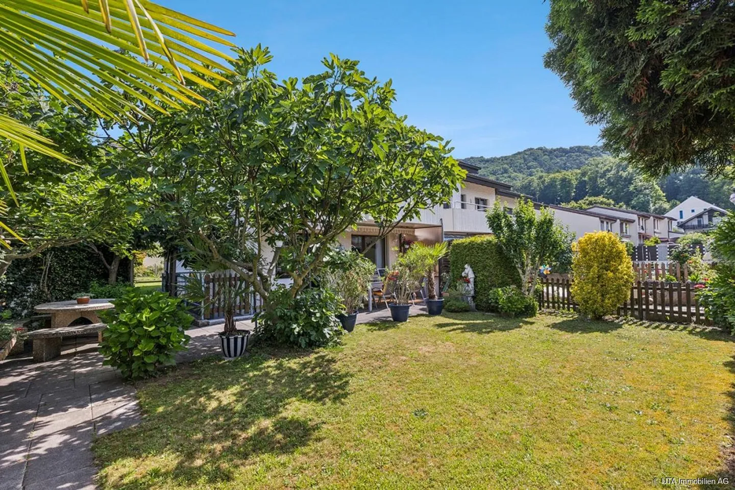Casa a schiera angolare adatta alle famiglie con giardino mediterraneo - Foto 13 di 15
