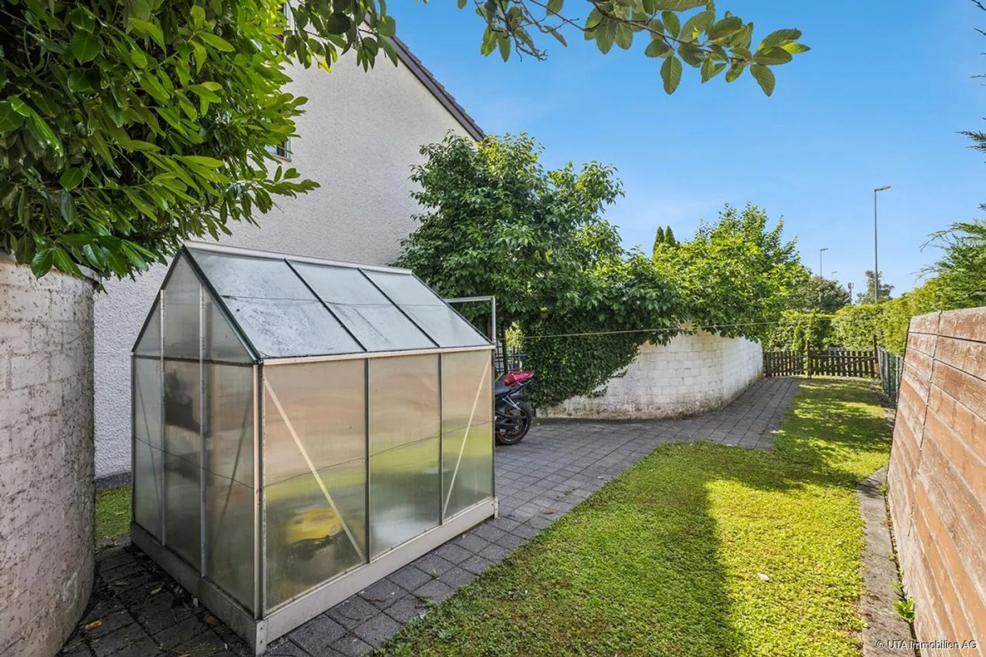 Casa a schiera angolare adatta alle famiglie con giardino mediterraneo - Foto 14 di 15