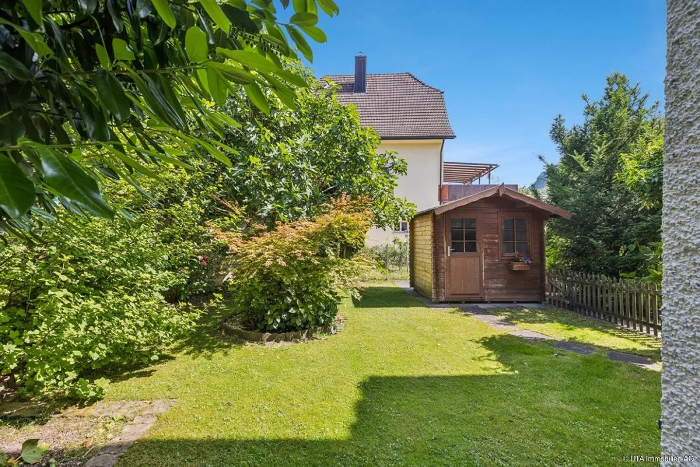 Casa a schiera angolare adatta alle famiglie con giardino mediterraneo - Foto 15 di 15