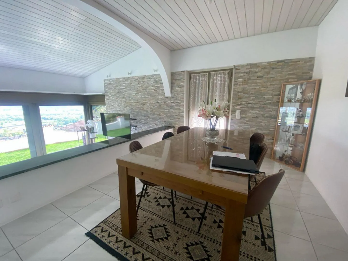 «6 1/2-room villa with garden in a very sunny location with a view / villetta di 6 1/2 locali con giardino molto soleggiata e bella vista» - Photo 2 of 36