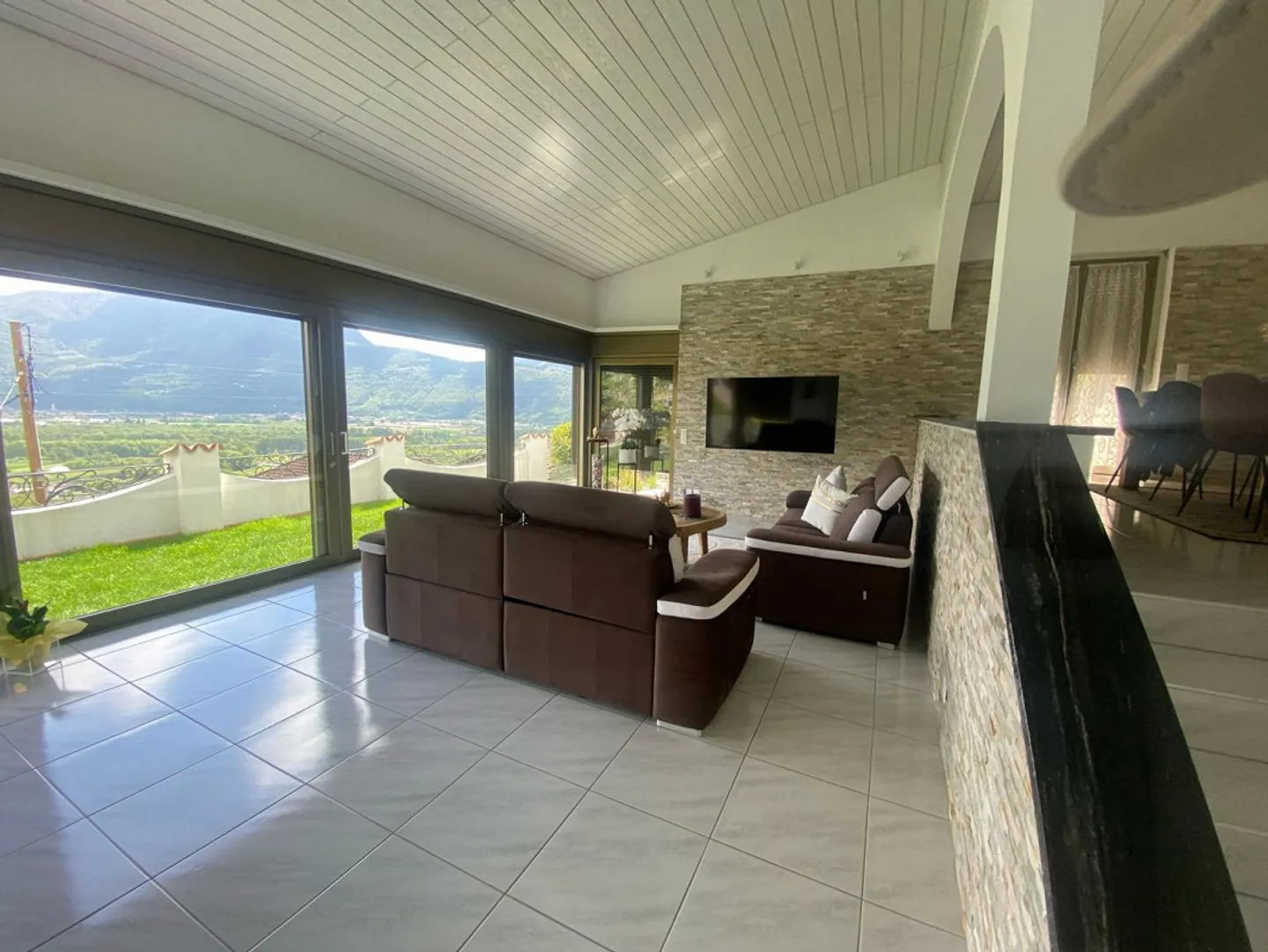 «6 1/2-room villa with garden in a very sunny location with a view / villetta di 6 1/2 locali con giardino molto soleggiata e bella vista» - Photo 5 of 36