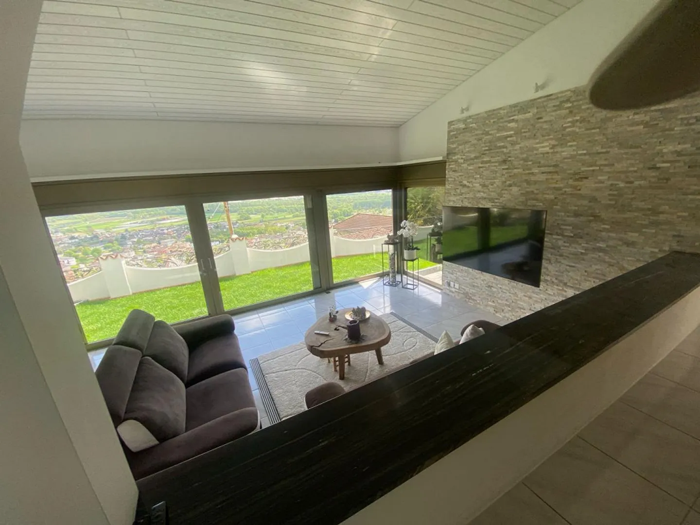 «6 1/2-room villa with garden in a very sunny location with a view / villetta di 6 1/2 locali con giardino molto soleggiata e bella vista» - Photo 6 of 36