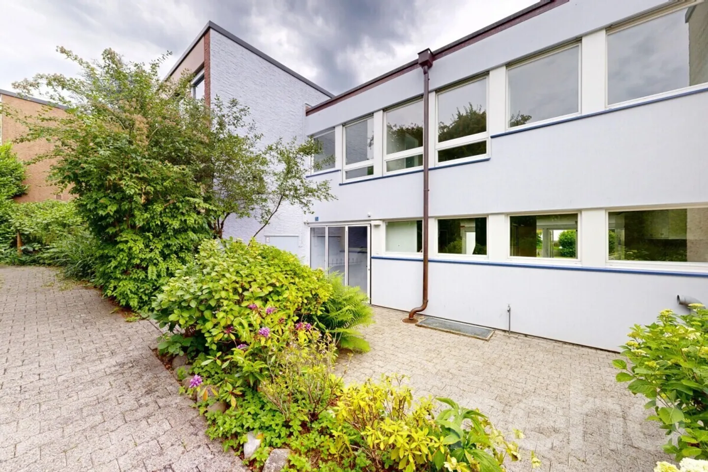 Maison mitoyenne familiale avec jardin d'hiver et photovoltaïque - Photo 2 sur 12