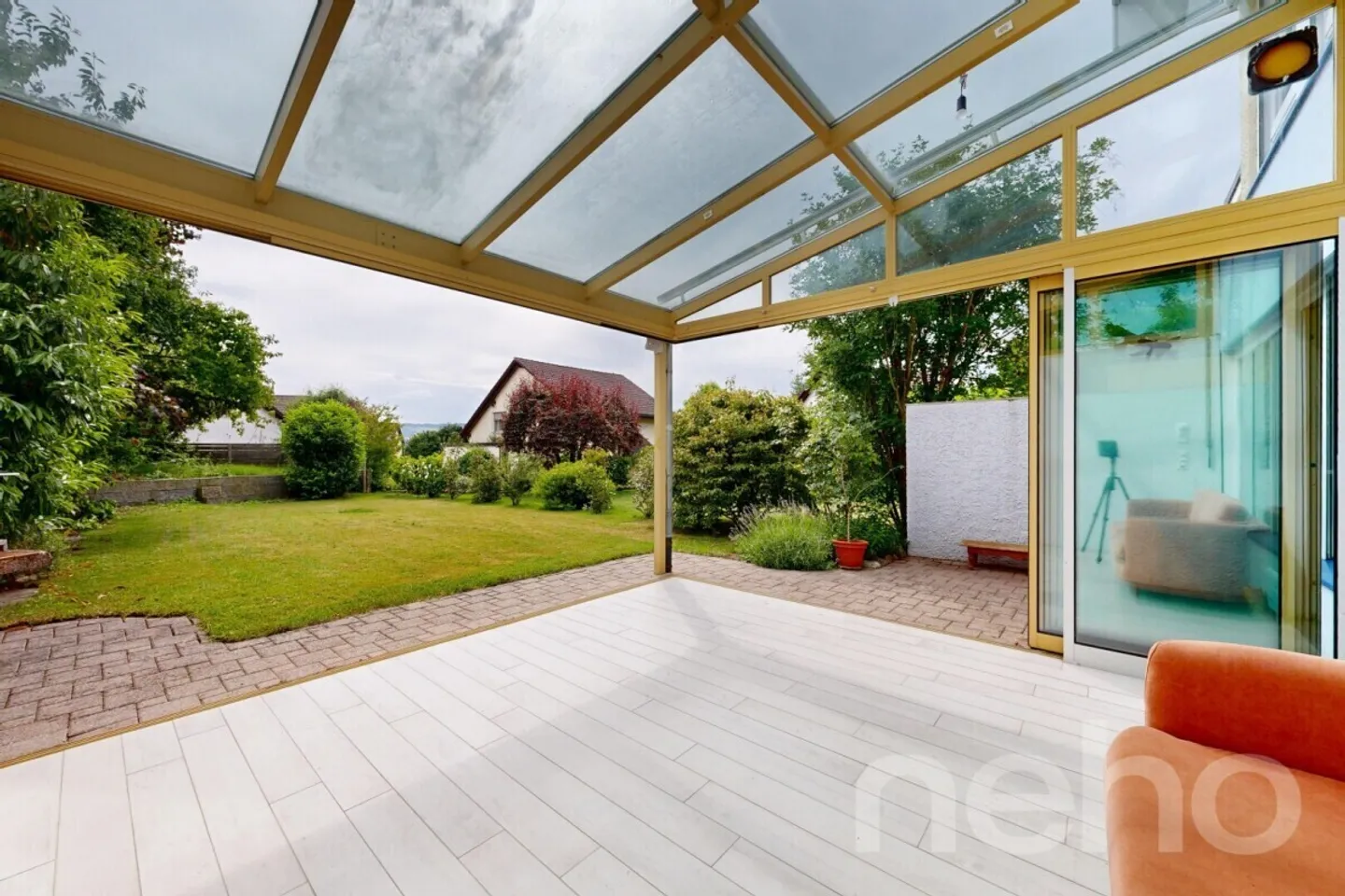 Maison mitoyenne familiale avec jardin d'hiver et photovoltaïque - Photo 3 sur 12