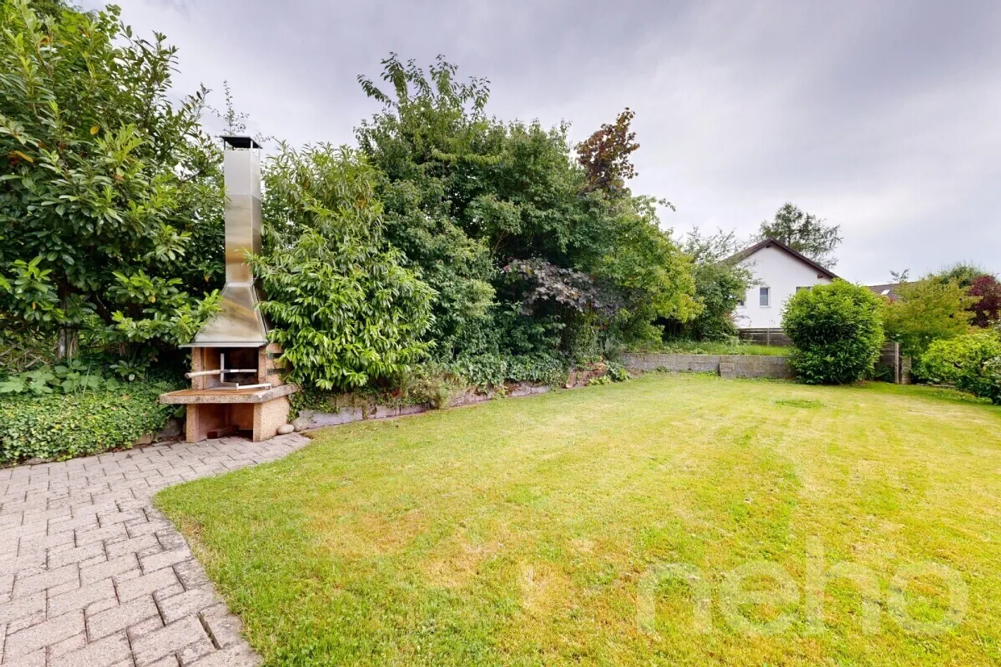 Maison mitoyenne familiale avec jardin d'hiver et photovoltaïque - Photo 4 sur 12