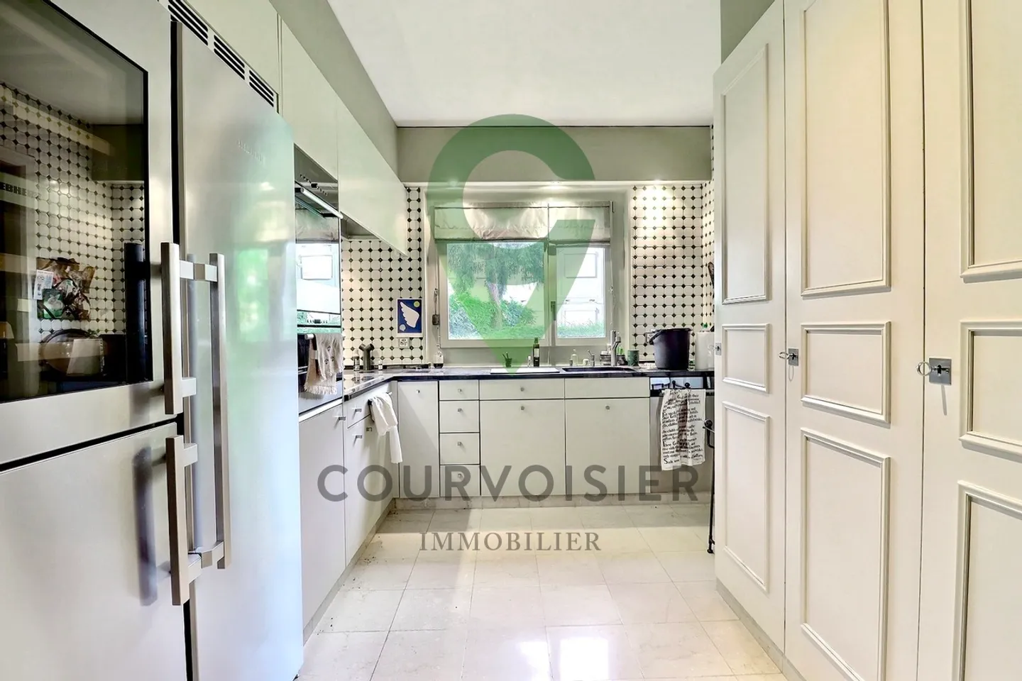 Elegance, charm and beautiful exteriors in the heart of Pully - Photo 3 of 10