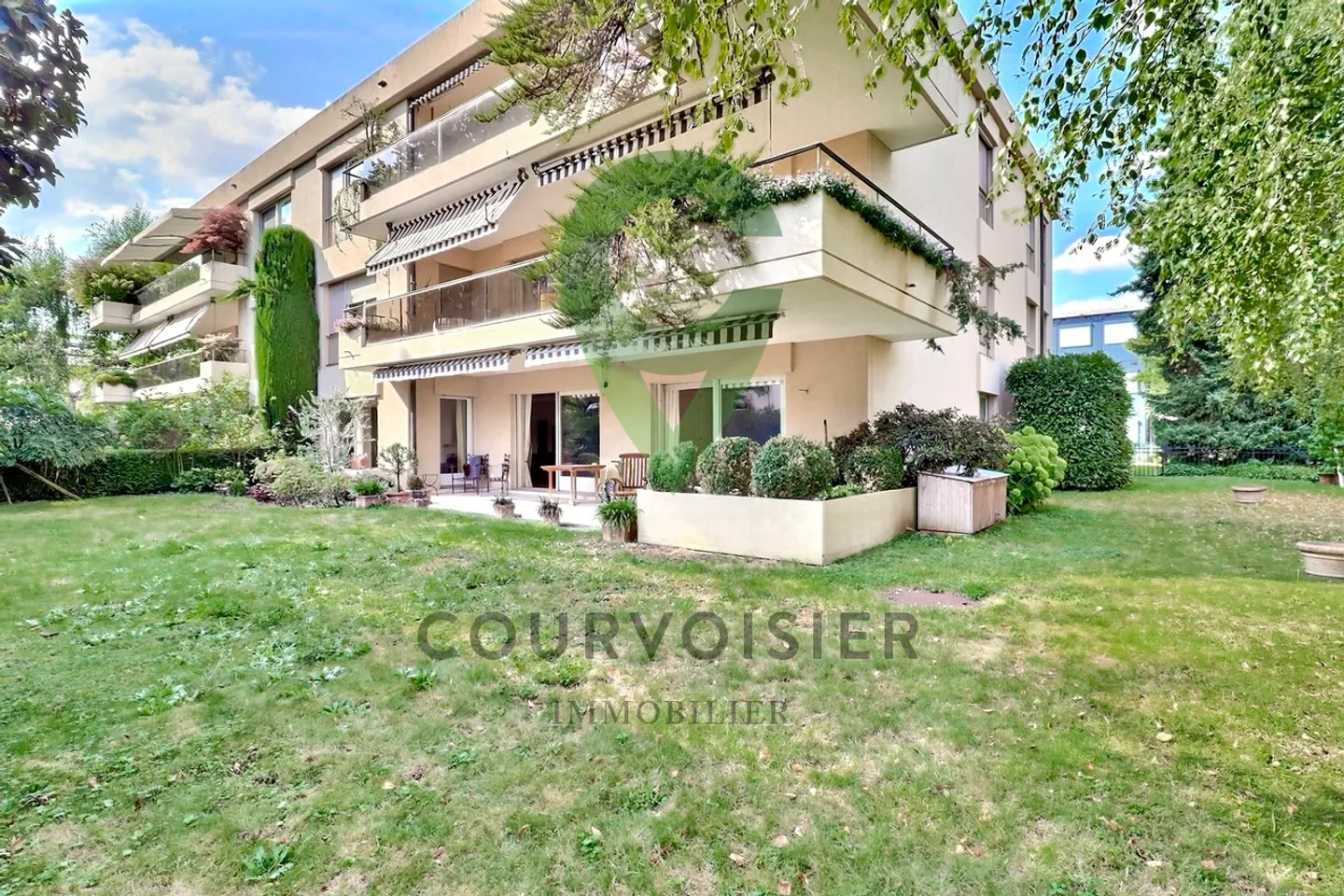 Elegance, charm and beautiful exteriors in the heart of Pully - Photo 9 of 10