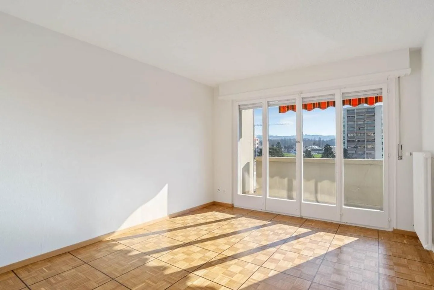 For rent without deposit - Renovated apartment just steps from amenities - Photo 3 of 5