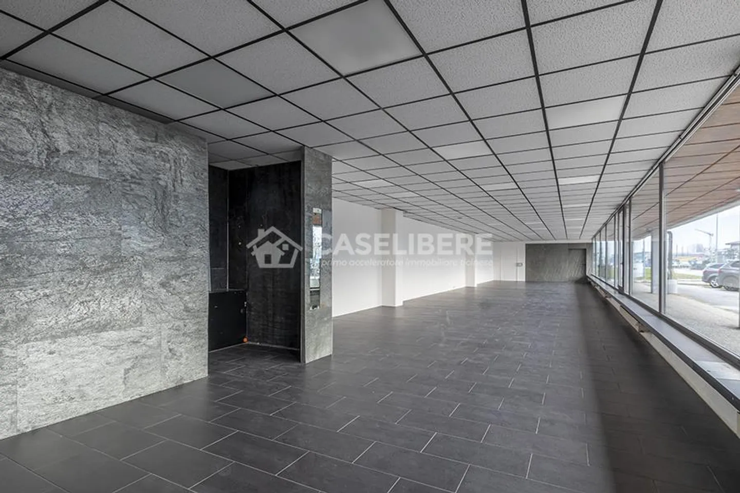 SPACIOUS COMMERCIAL SPACE WITH WINDOW IN RIAZZINO - Photo 1 of 5