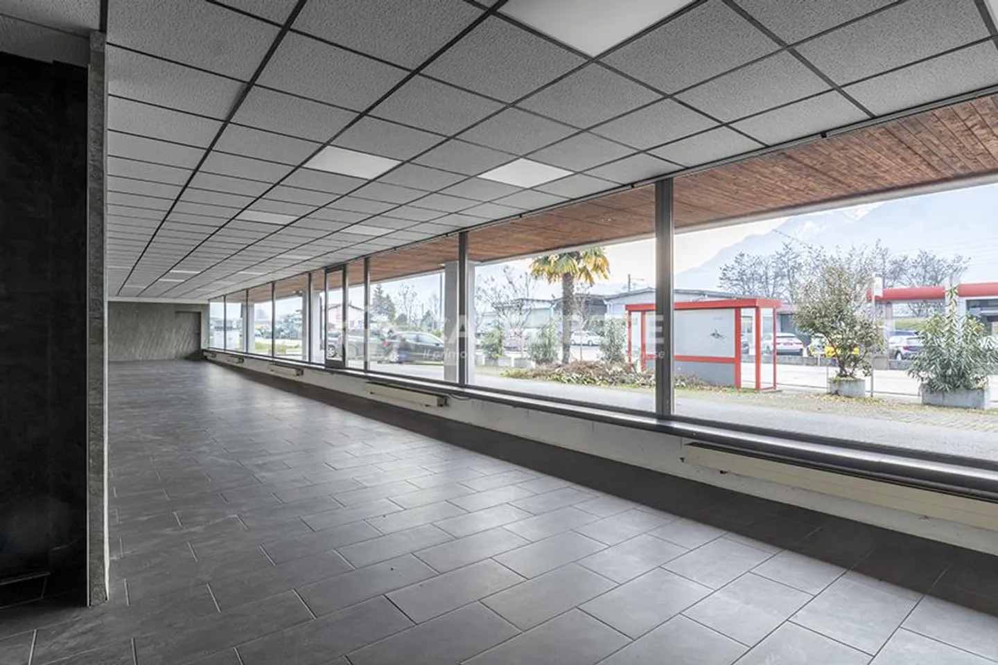 SPACIOUS COMMERCIAL SPACE WITH WINDOW IN RIAZZINO - Photo 2 of 5