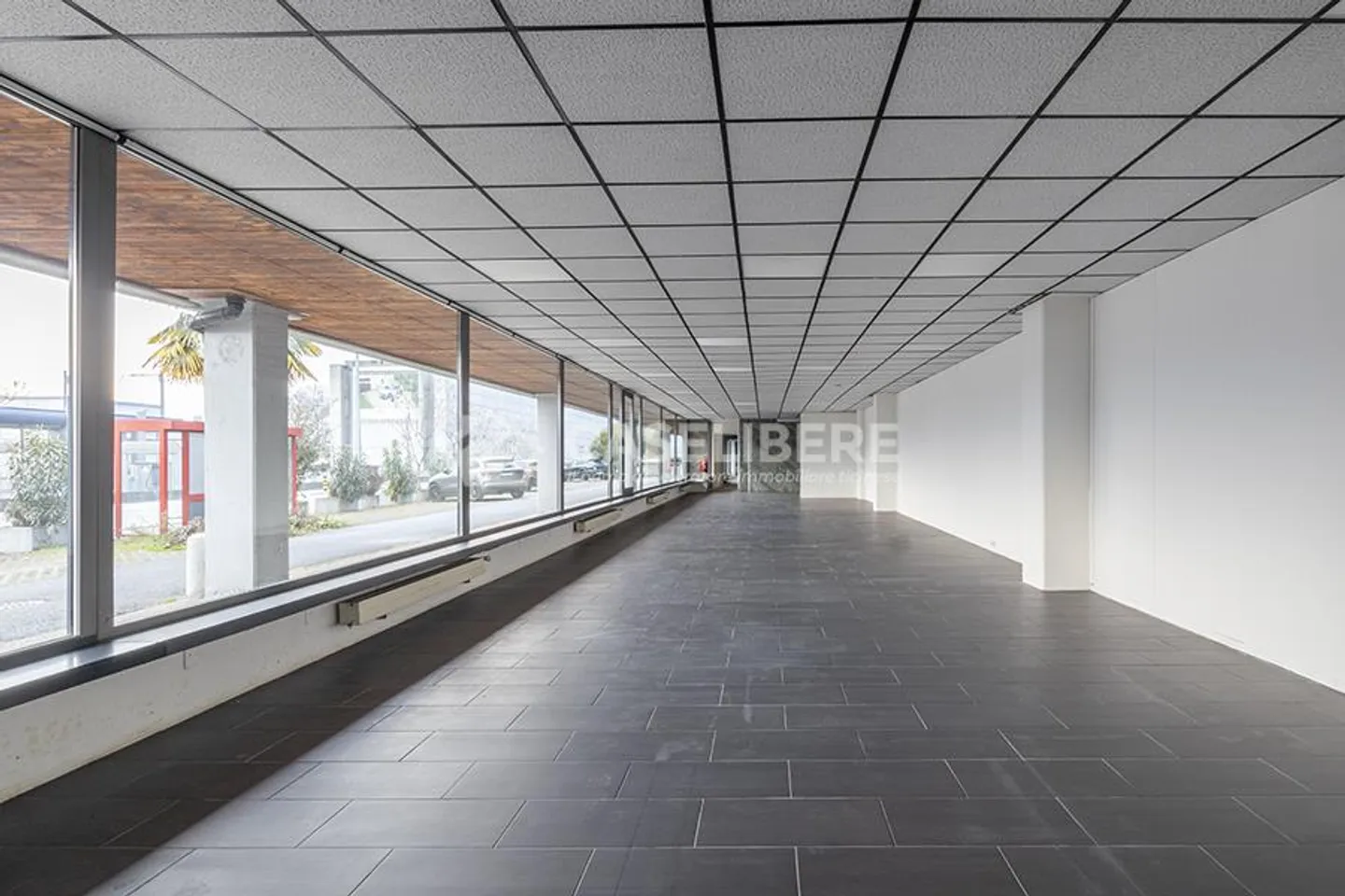 SPACIOUS COMMERCIAL SPACE WITH WINDOW IN RIAZZINO - Photo 3 of 5