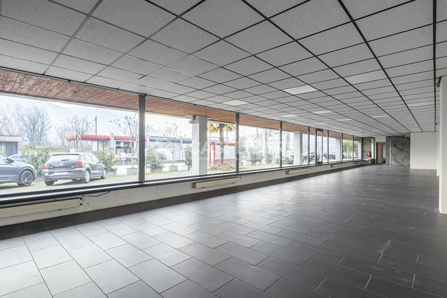 SPACIOUS COMMERCIAL SPACE WITH WINDOW IN RIAZZINO - Photo 4 of 5