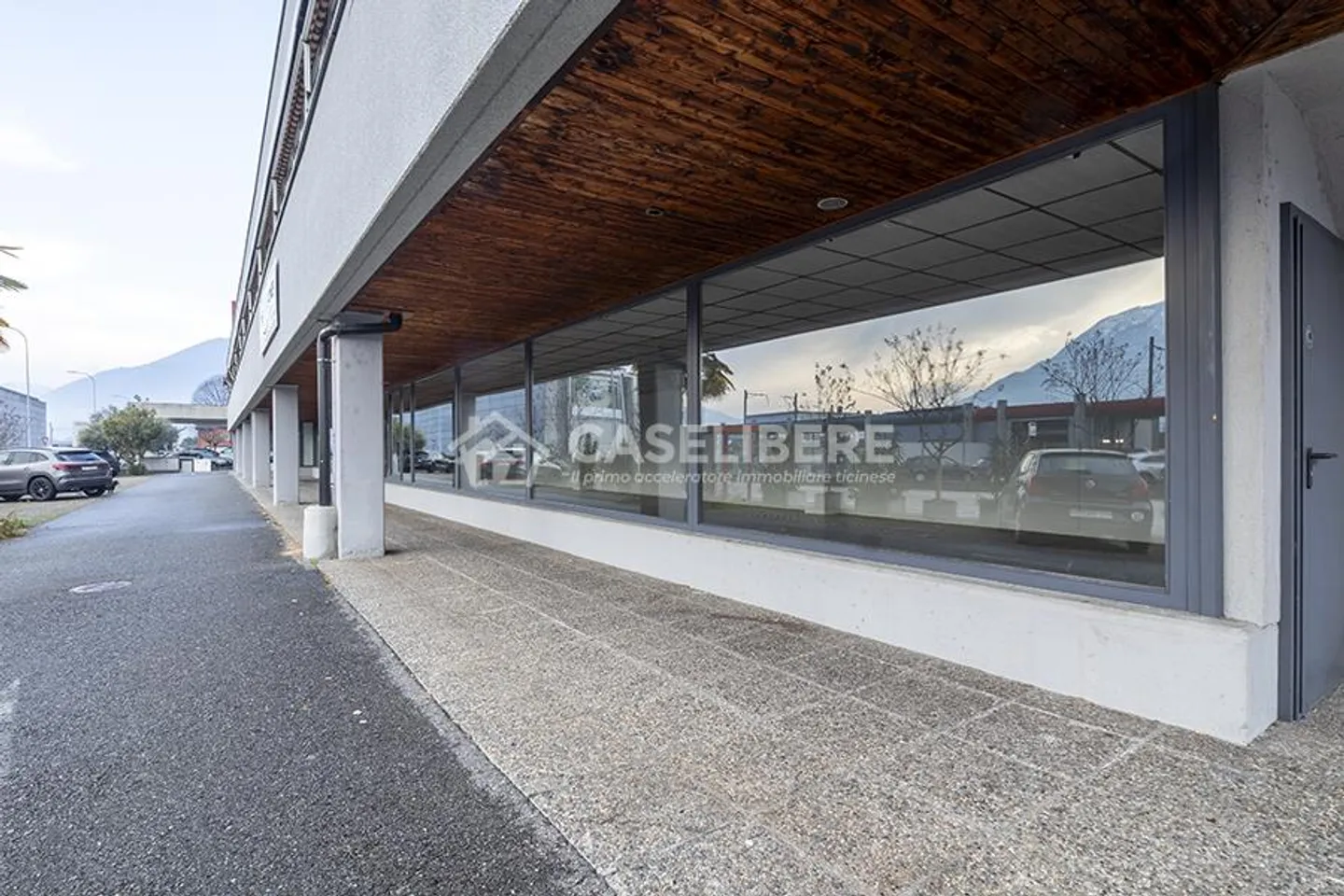 SPACIOUS COMMERCIAL SPACE WITH WINDOW IN RIAZZINO - Photo 5 of 5