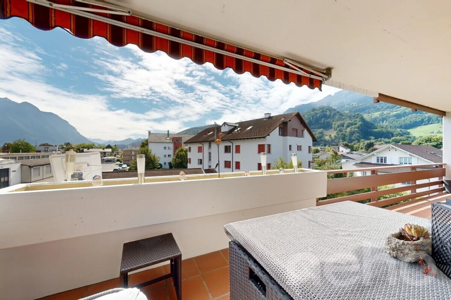 4.5-Zimmer-Wohnung mit Balkon und zwei Garagenplätzen in Sevelen - Foto 2 von 12
