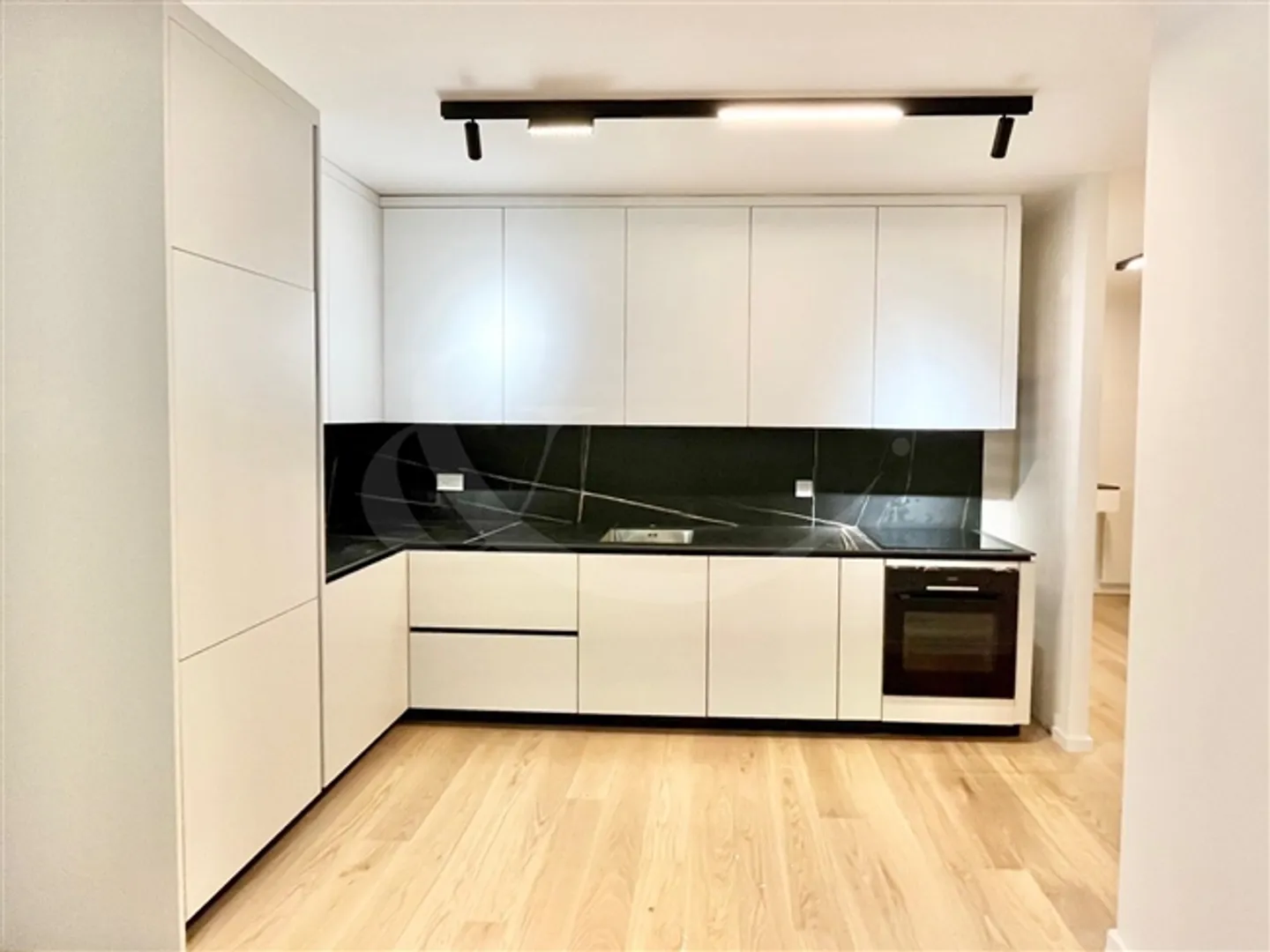 Appartement moderne 3 pièces, lumineux et entièrement rénové - Photo 5 sur 8