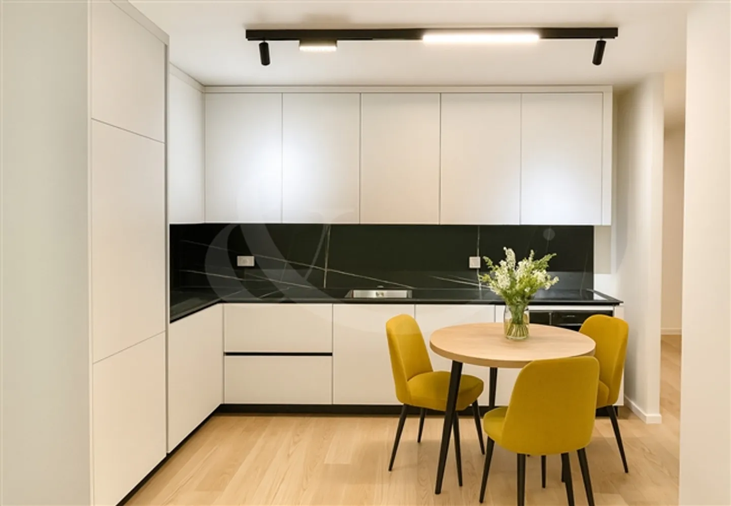 Appartement moderne 3 pièces, lumineux et entièrement rénové - Photo 6 sur 8