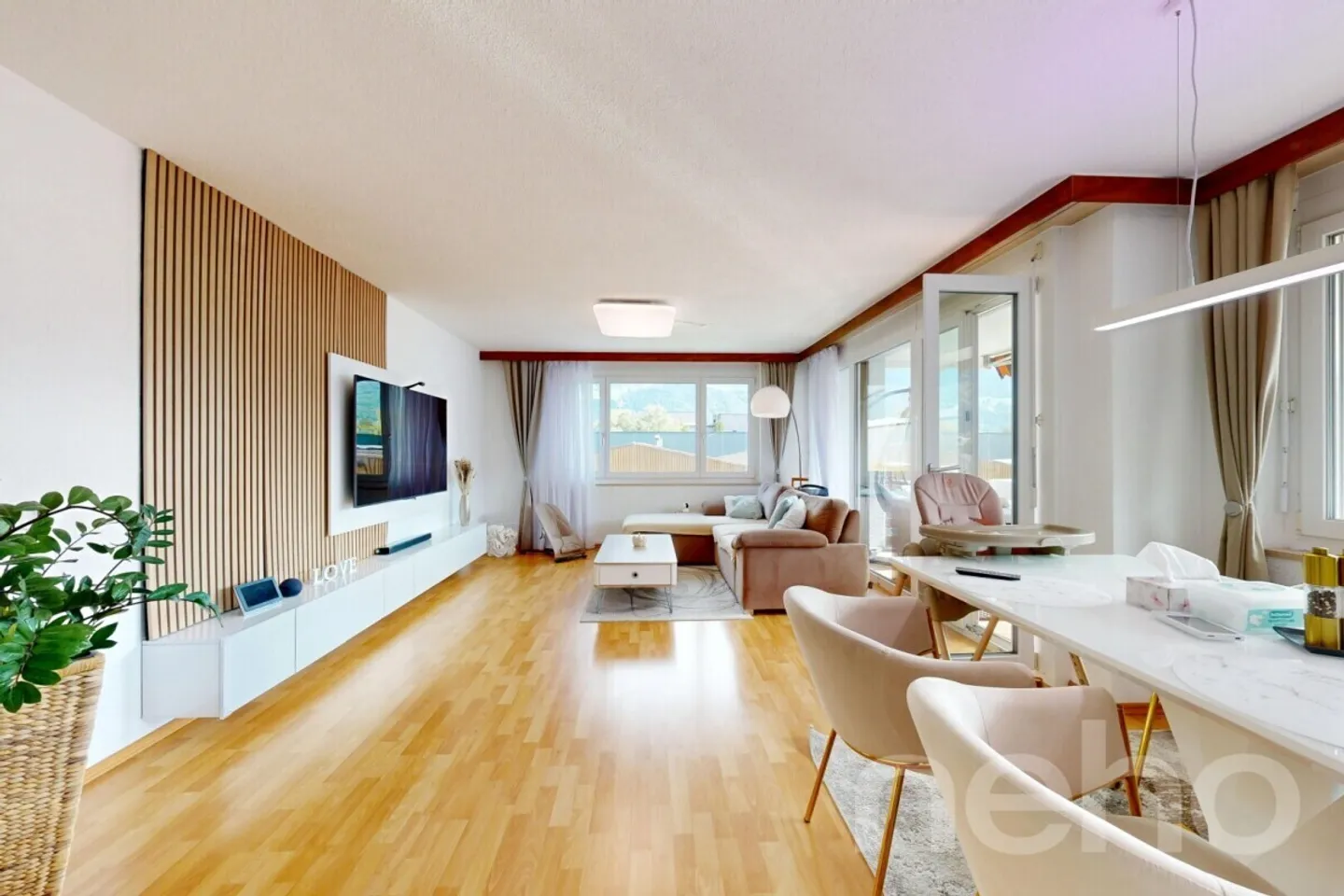 4.5-Zimmer-Wohnung mit Balkon und zwei Garagenplätzen in Sevelen - Foto 3 von 12