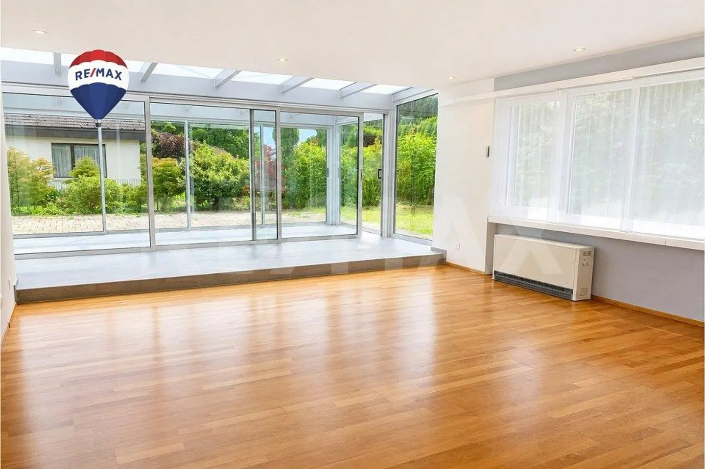 Detached 8-room single-family house with idyllic garden layout - Photo 1 of 13