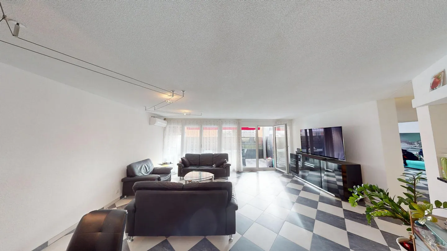 Appartement spacieux de 4 pièces avec balcon de 17 m² à Dietlikon - Photo 3 sur 13