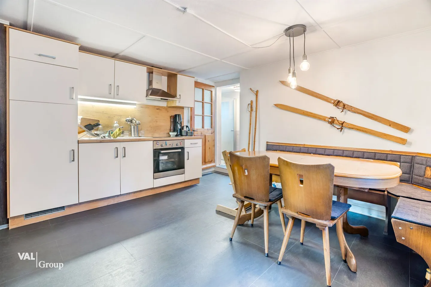 Casa bifamiliare con ampi spazi e annessi nel mezzo della natura sopra - Foto 2 di 13