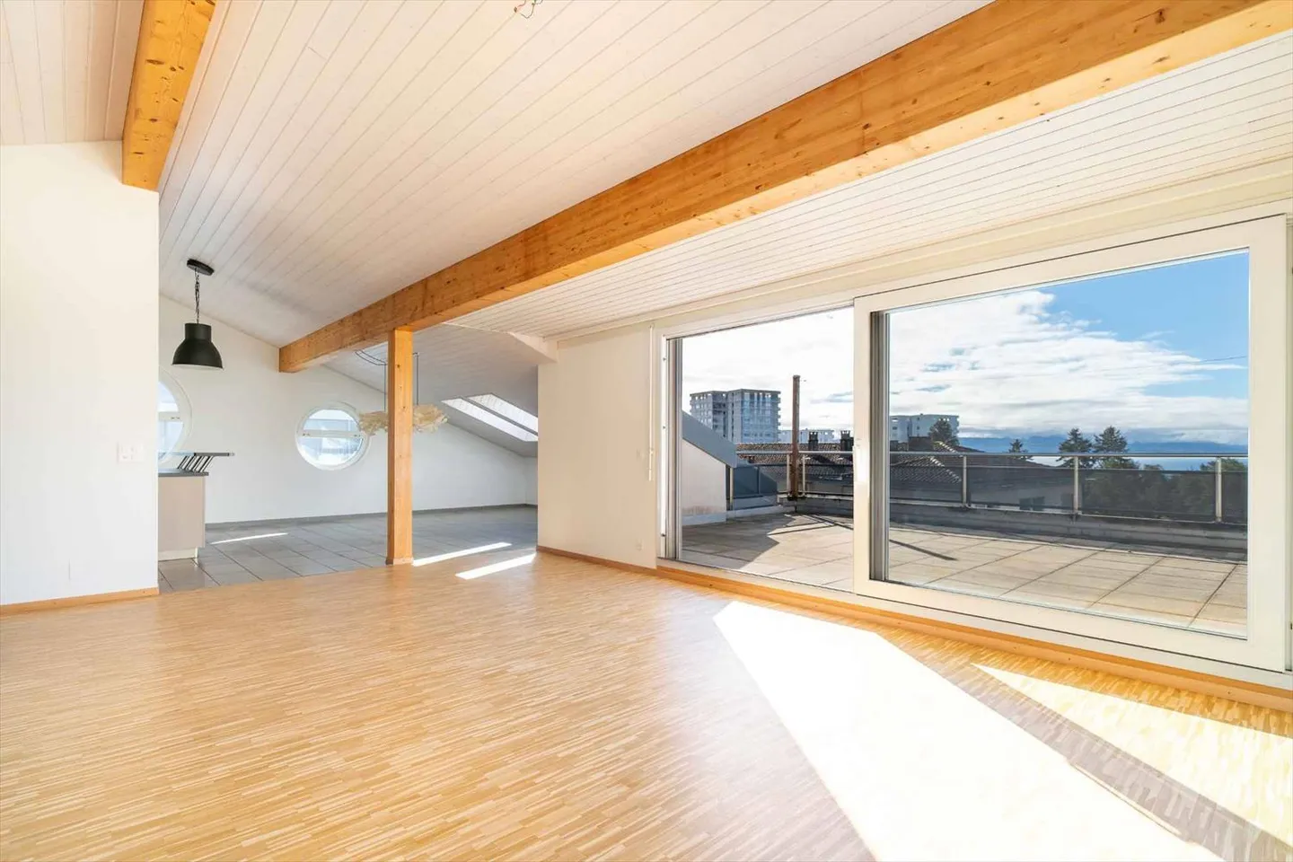 Top floor 4.5 rooms - Photo 3 of 10