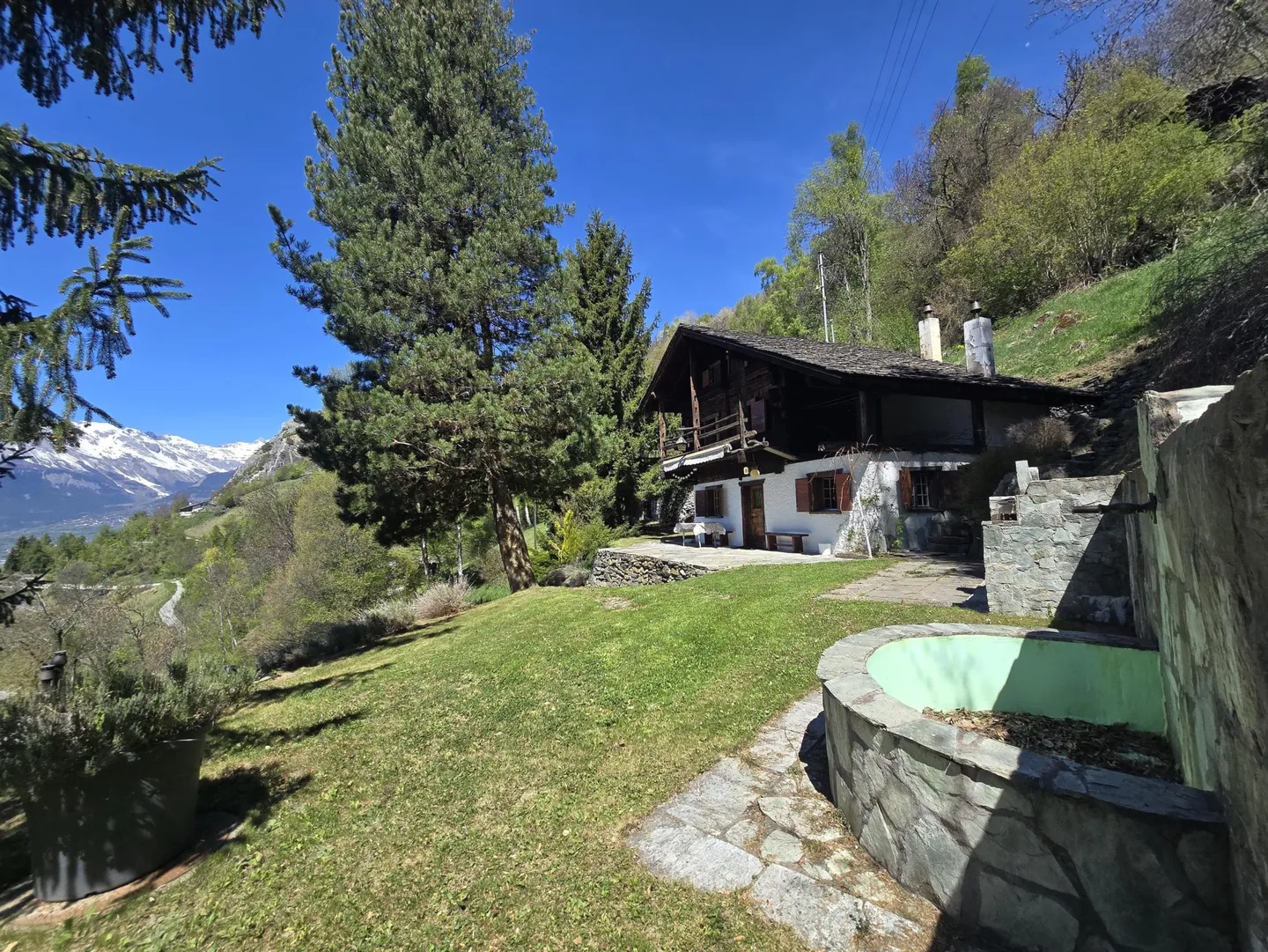 Chalet authentique avec 5,5 chambres, abri en bois, grange et cave à vin sur un grand terrain à Val d'Hérens - Photo 2 sur 11