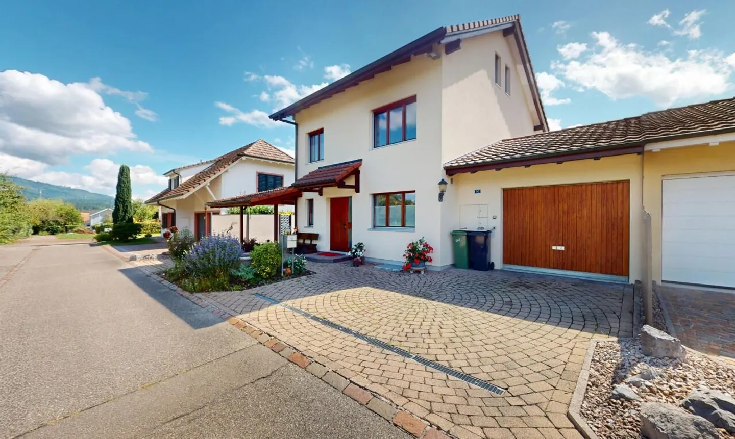 Maison individuelle bien entretenue avec jardin, cheminée et garage - Photo 1 sur 11