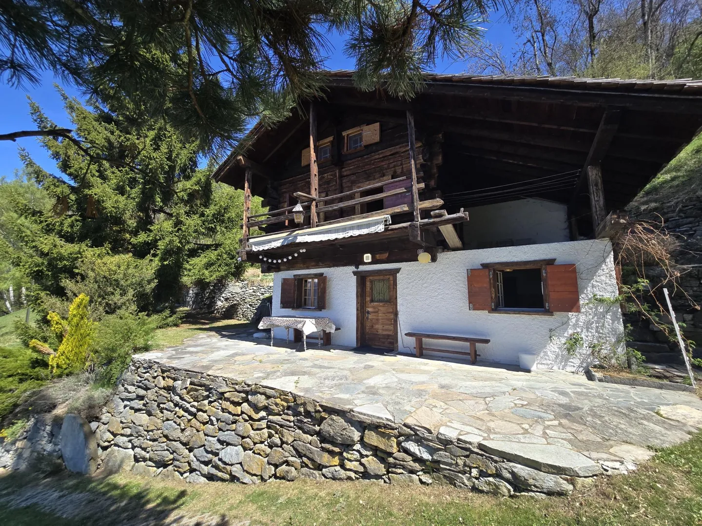 Chalet authentique avec 5,5 chambres, abri en bois, grange et cave à vin sur un grand terrain à Val d'Hérens - Photo 3 sur 11